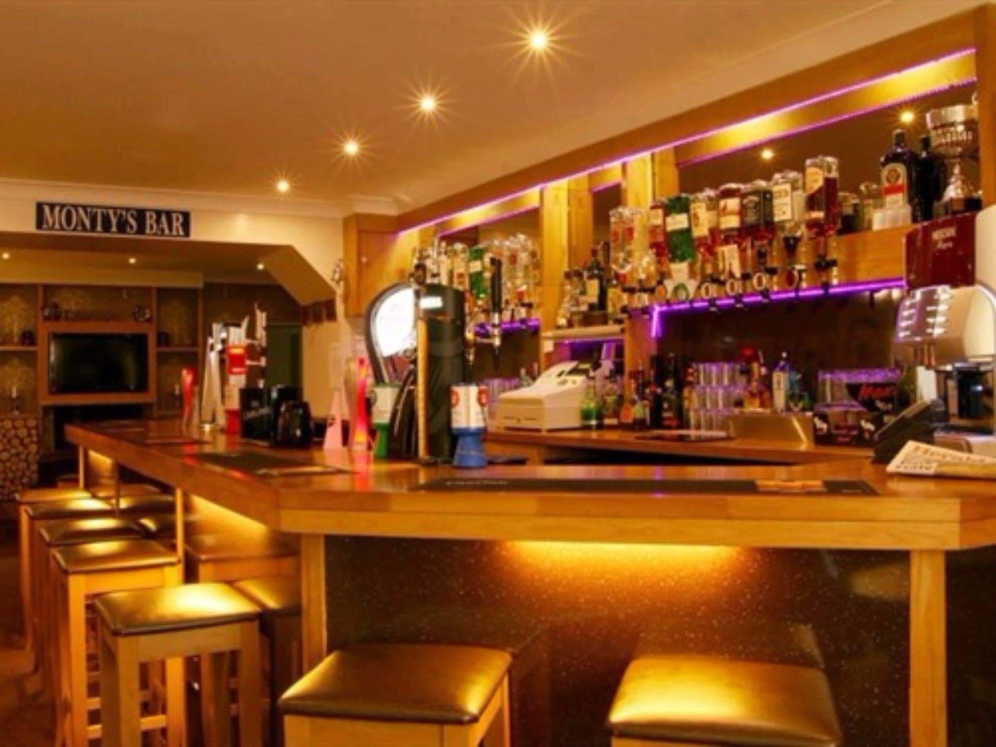 The Townhead Hotel Локърби Екстериор снимка